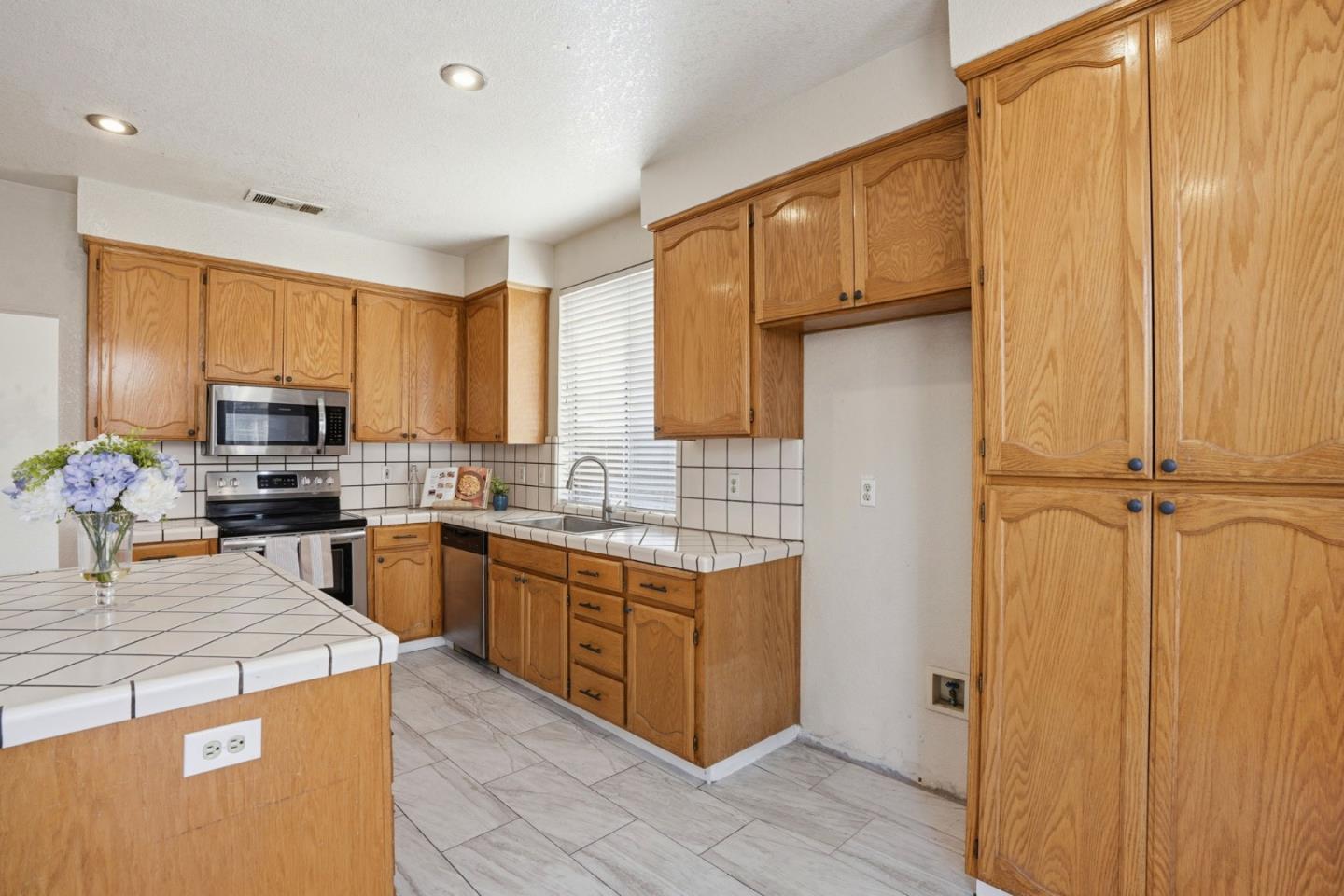 Detail Gallery Image 10 of 52 For 1974 Rainier Dr, Los Banos,  CA 93635 - 4 Beds | 3 Baths