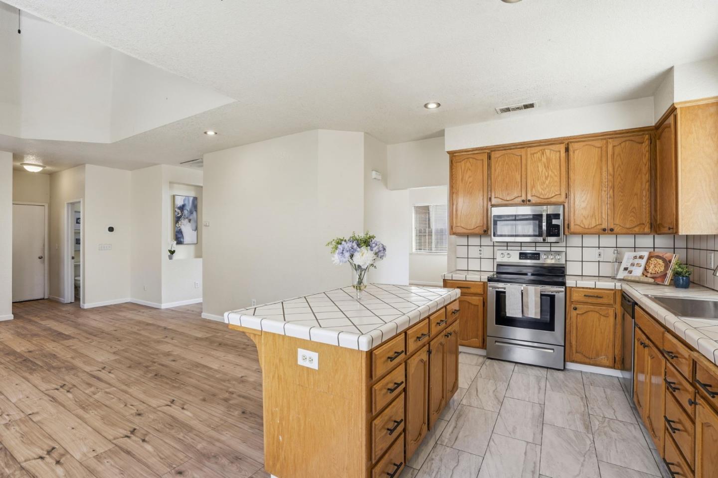 Detail Gallery Image 11 of 52 For 1974 Rainier Dr, Los Banos,  CA 93635 - 4 Beds | 3 Baths