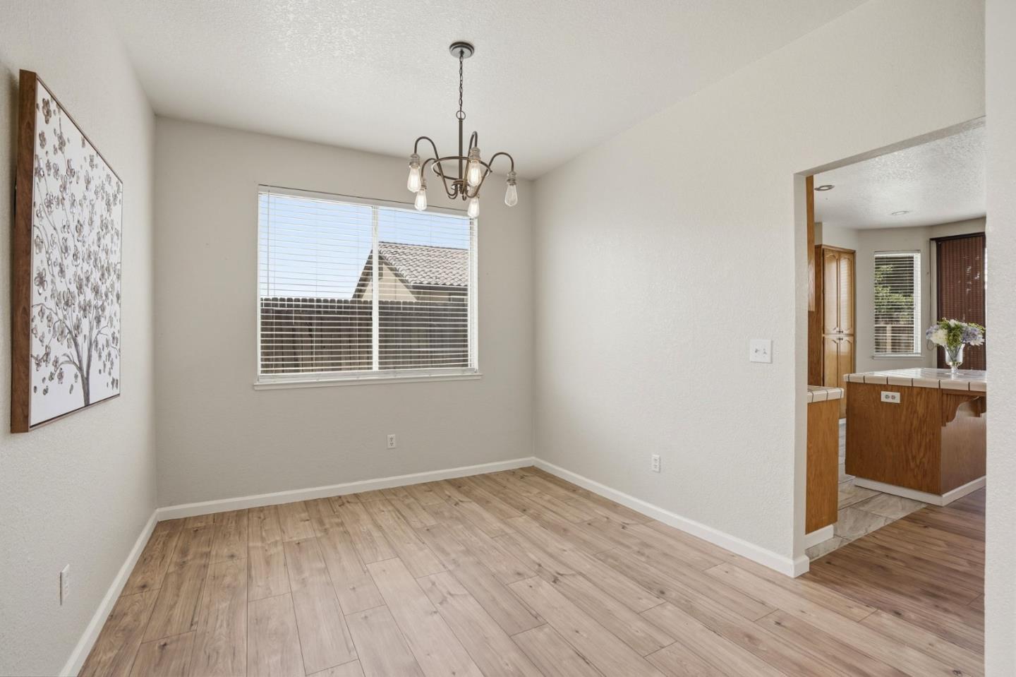 Detail Gallery Image 14 of 52 For 1974 Rainier Dr, Los Banos,  CA 93635 - 4 Beds | 3 Baths