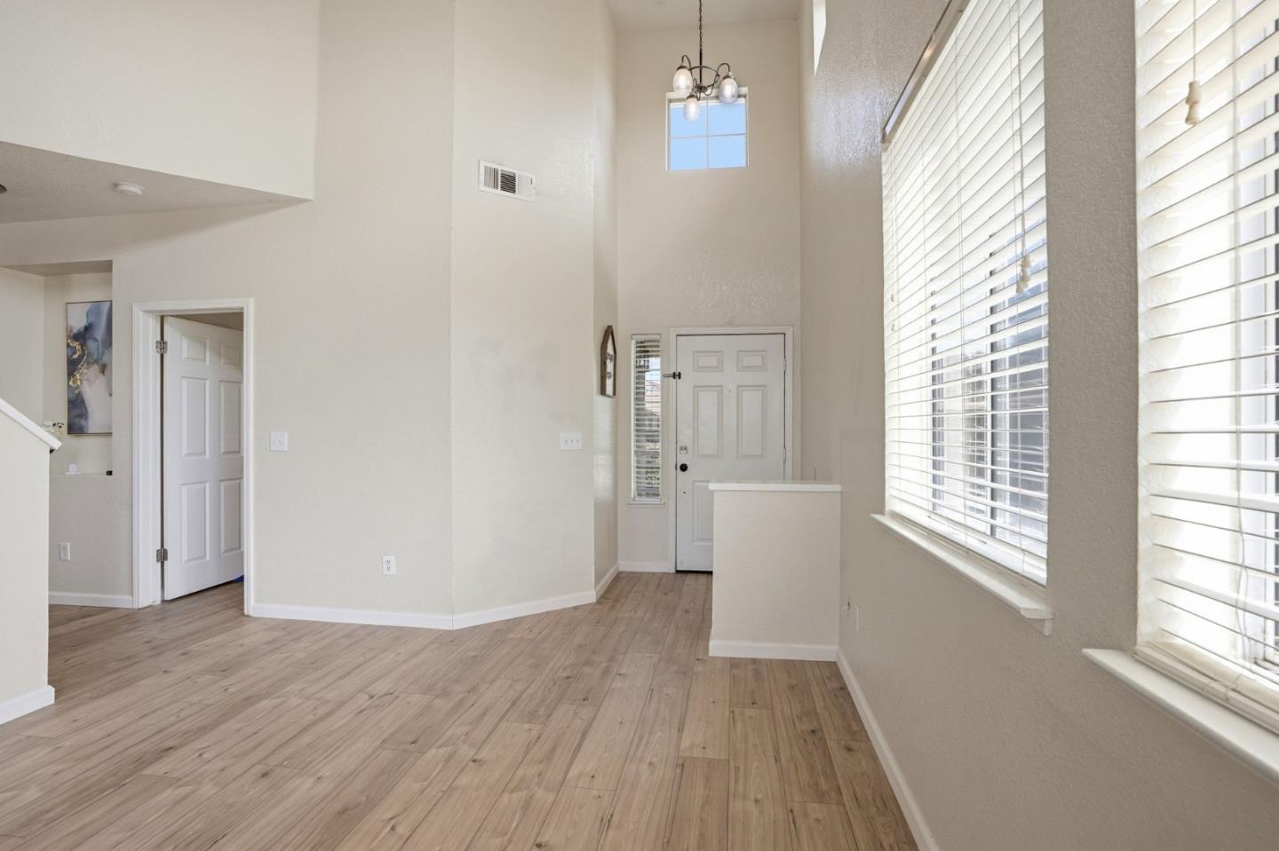 Detail Gallery Image 2 of 52 For 1974 Rainier Dr, Los Banos,  CA 93635 - 4 Beds | 3 Baths