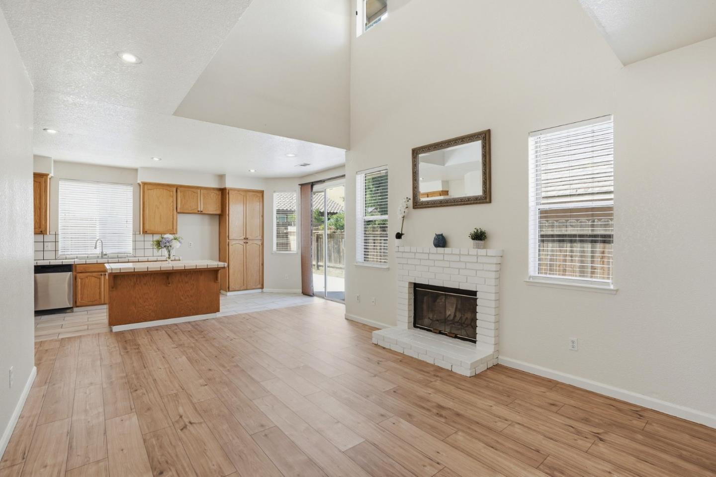 Detail Gallery Image 7 of 52 For 1974 Rainier Dr, Los Banos,  CA 93635 - 4 Beds | 3 Baths