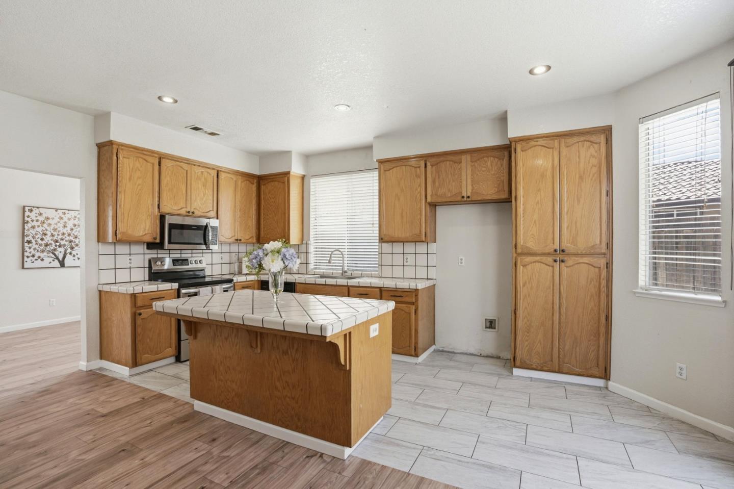 Detail Gallery Image 9 of 52 For 1974 Rainier Dr, Los Banos,  CA 93635 - 4 Beds | 3 Baths