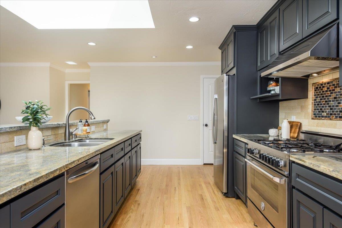 Detail Gallery Image 7 of 20 For Castle Hill Rd, Redwood City,  CA 94061 - 3 Beds | 2 Baths