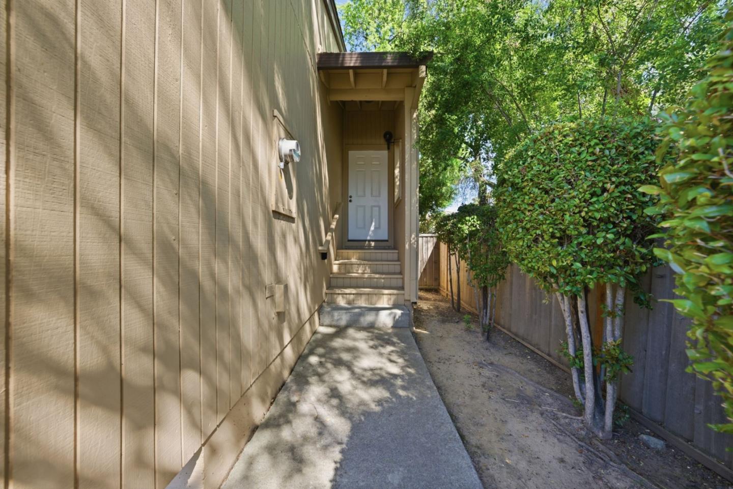 Detail Gallery Image 4 of 43 For 22475 Mcclellan Rd, Cupertino,  CA 95014 - 3 Beds | 2/1 Baths