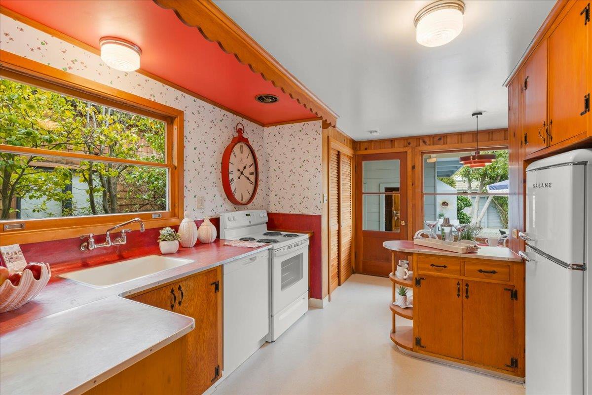 Detail Gallery Image 10 of 29 For 265 4th Ave, Santa Cruz,  CA 95062 - 3 Beds | 1 Baths