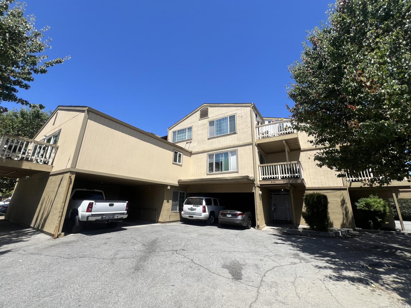 Detail Gallery Image 4 of 11 For 211 Semicircular Rd, Menlo Park,  CA 94025 - – Beds | – Baths