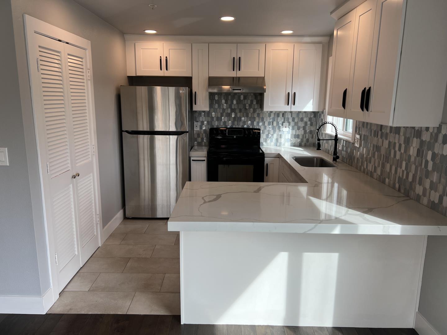 Detail Gallery Image 7 of 11 For 211 Semicircular Rd, Menlo Park,  CA 94025 - – Beds | – Baths