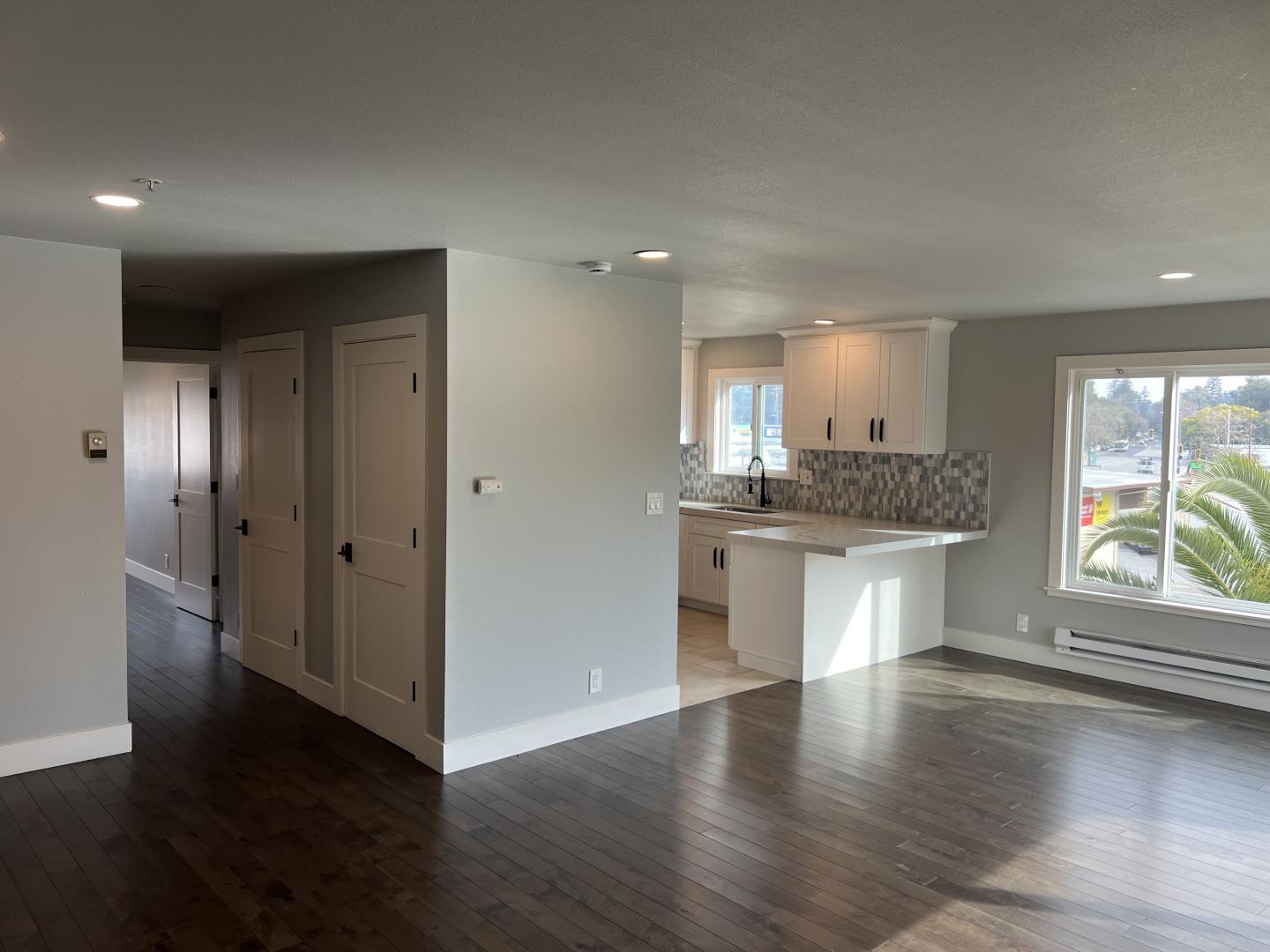 Detail Gallery Image 8 of 11 For 211 Semicircular Rd, Menlo Park,  CA 94025 - – Beds | – Baths