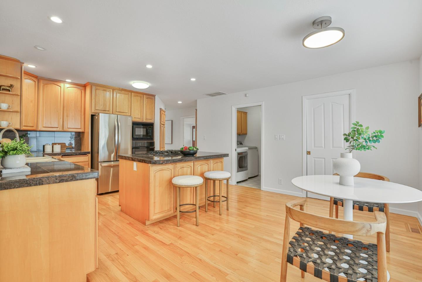 Detail Gallery Image 10 of 33 For 6902 Dartmoor Way, San Jose,  CA 95129 - 4 Beds | 2/1 Baths