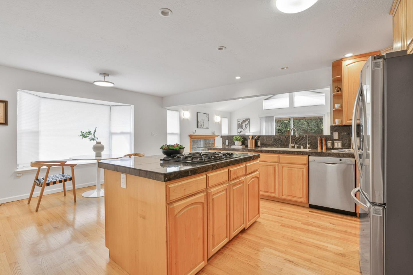 Detail Gallery Image 7 of 33 For 6902 Dartmoor Way, San Jose,  CA 95129 - 4 Beds | 2/1 Baths