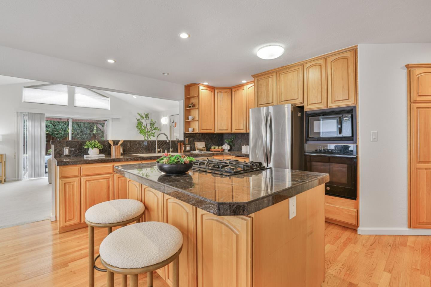 Detail Gallery Image 8 of 33 For 6902 Dartmoor Way, San Jose,  CA 95129 - 4 Beds | 2/1 Baths