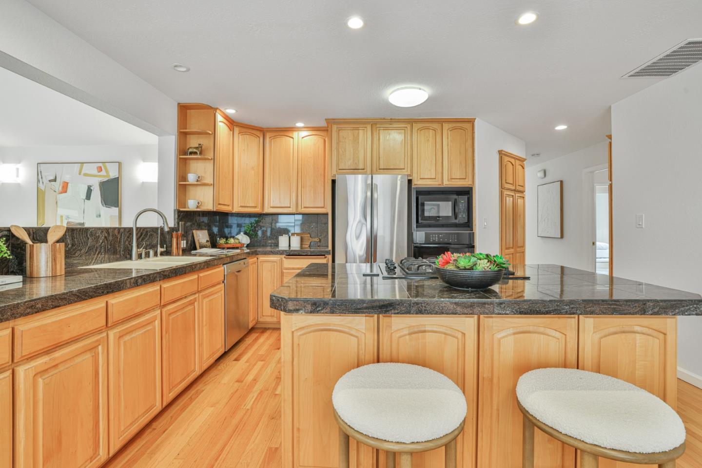 Detail Gallery Image 9 of 33 For 6902 Dartmoor Way, San Jose,  CA 95129 - 4 Beds | 2/1 Baths