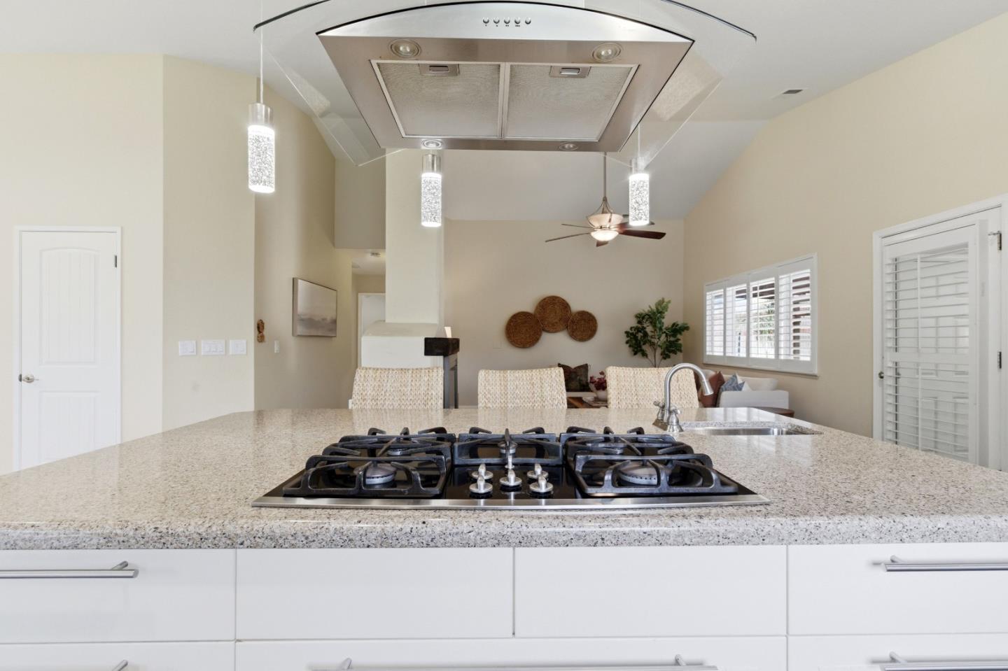 Detail Gallery Image 12 of 34 For 810 Capitola Dr, Hollister,  CA 95023 - 3 Beds | 2 Baths