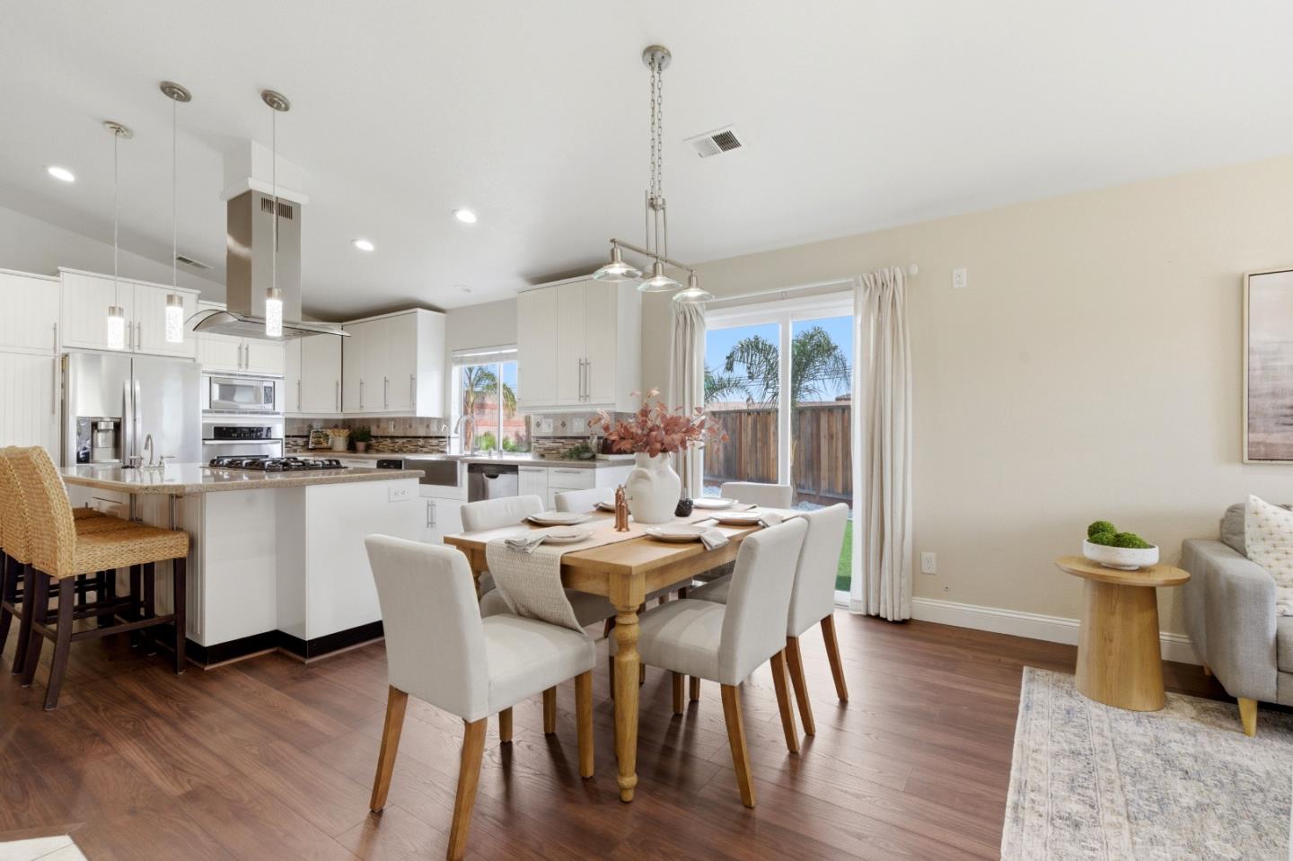 Detail Gallery Image 7 of 34 For 810 Capitola Dr, Hollister,  CA 95023 - 3 Beds | 2 Baths