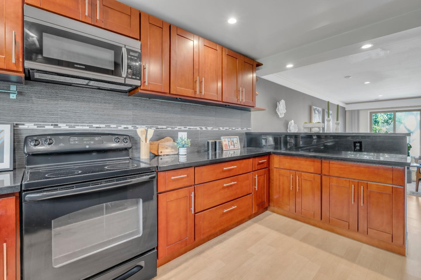 Detail Gallery Image 10 of 24 For 3315 Willis Ln, Alameda,  CA 94502 - 3 Beds | 2/1 Baths