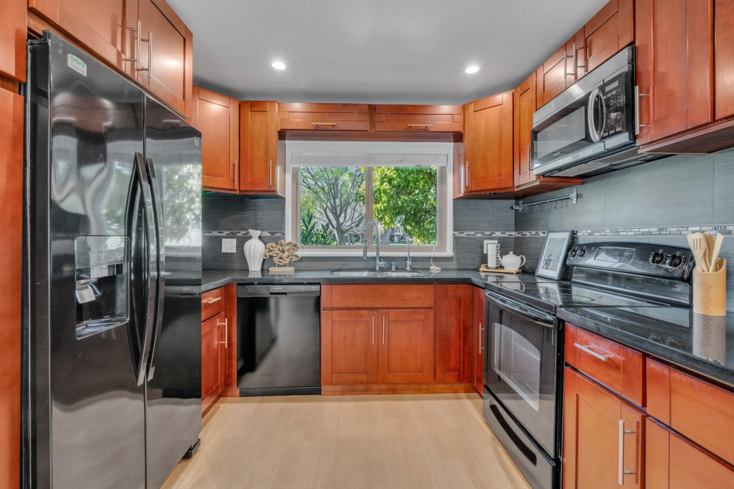 Detail Gallery Image 8 of 24 For 3315 Willis Ln, Alameda,  CA 94502 - 3 Beds | 2/1 Baths