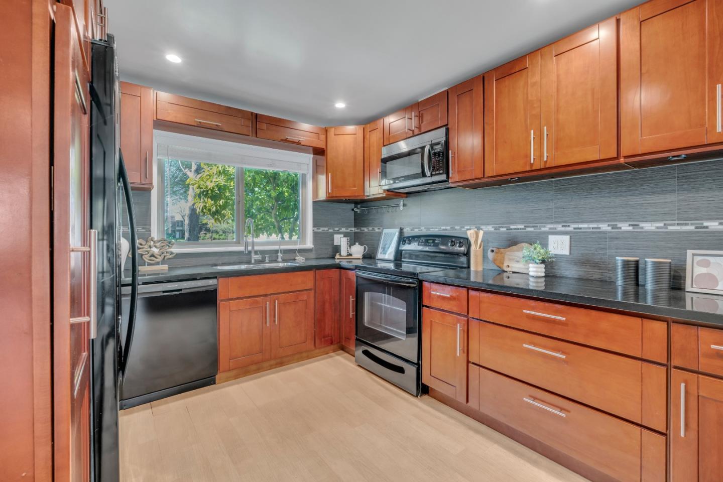 Detail Gallery Image 9 of 24 For 3315 Willis Ln, Alameda,  CA 94502 - 3 Beds | 2/1 Baths