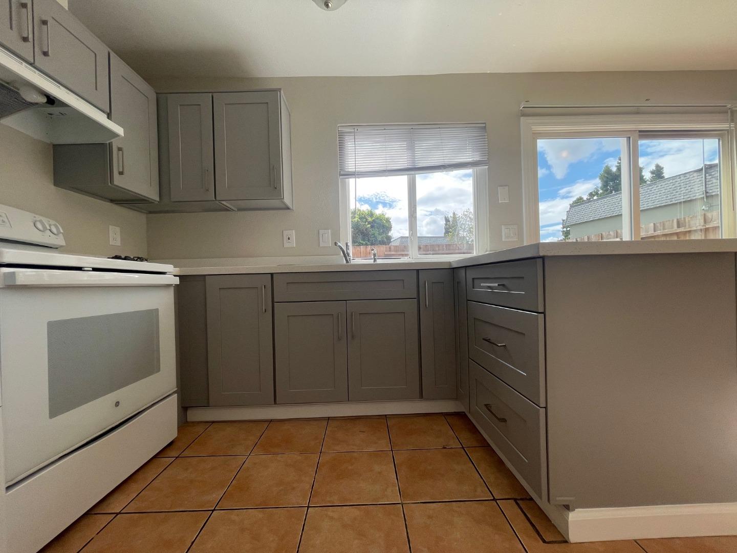 Detail Gallery Image 3 of 7 For 2141 Lacsa Ct, San Jose,  CA 95116 - 2 Beds | 1/1 Baths