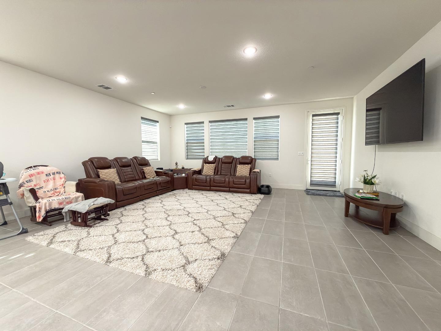 Detail Gallery Image 4 of 21 For 2665 Luna Ave, Tracy,  CA 95377 - 4 Beds | 2/1 Baths