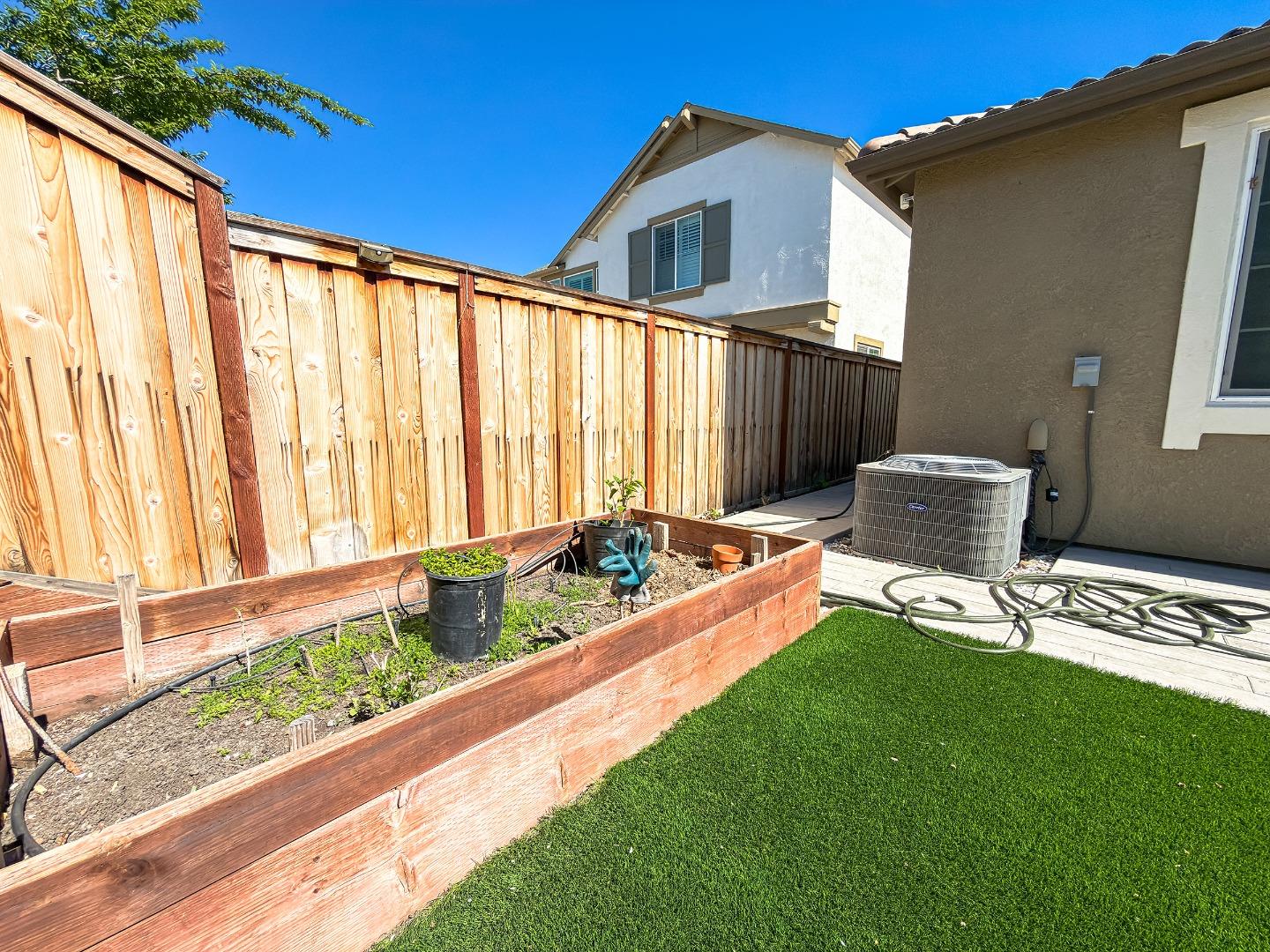 Detail Gallery Image 9 of 21 For 2665 Luna Ave, Tracy,  CA 95377 - 4 Beds | 2/1 Baths