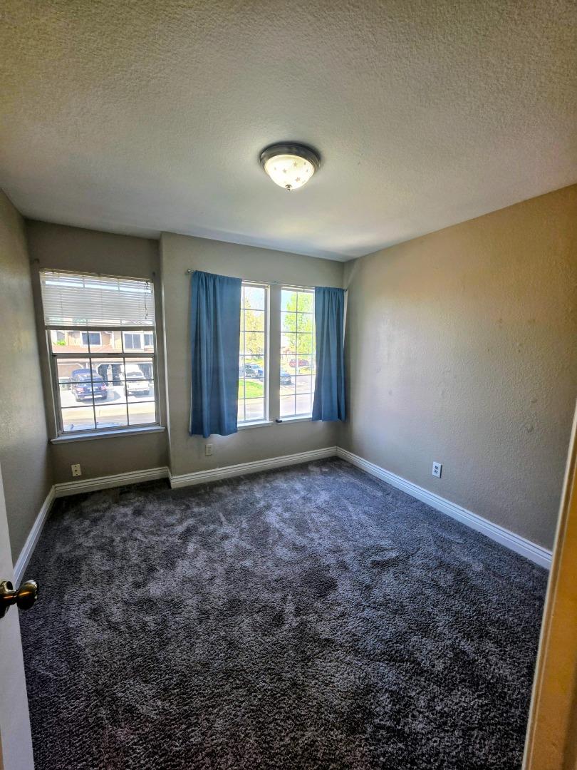 Detail Gallery Image 15 of 18 For 2212 Thurton Dr, Roseville,  CA 95747 - 4 Beds | 2/1 Baths