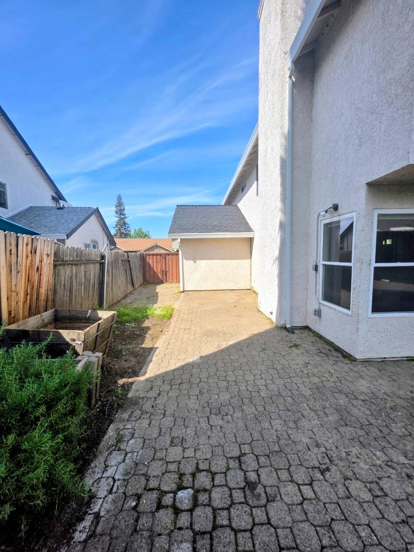 Detail Gallery Image 16 of 18 For 2212 Thurton Dr, Roseville,  CA 95747 - 4 Beds | 2/1 Baths