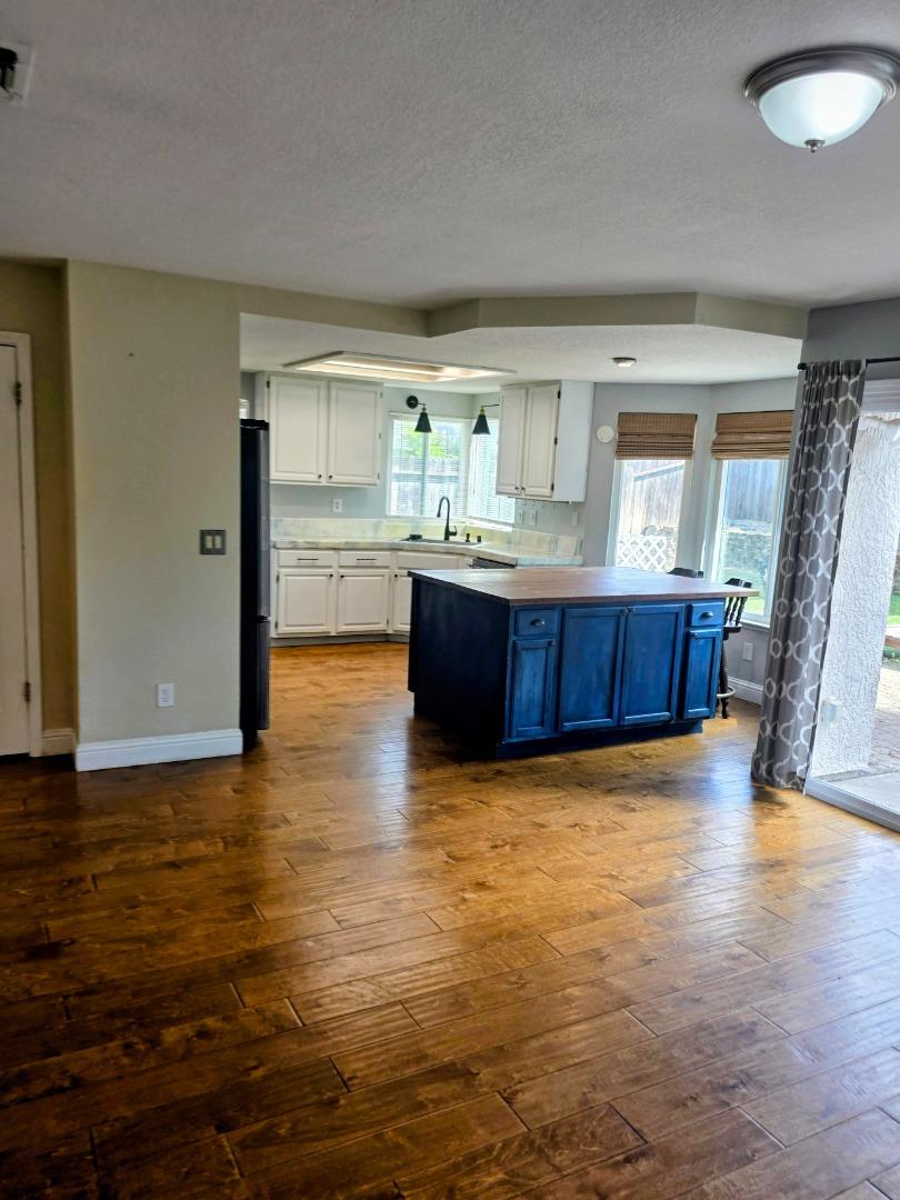 Detail Gallery Image 6 of 18 For 2212 Thurton Dr, Roseville,  CA 95747 - 4 Beds | 2/1 Baths