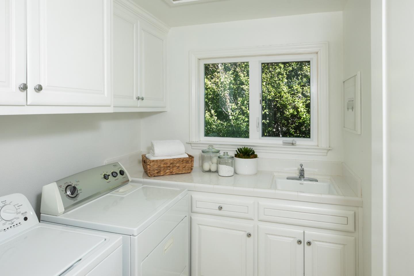 Detail Gallery Image 17 of 29 For 1049 Russell Ave, Los Altos,  CA 94024 - 4 Beds | 3/1 Baths