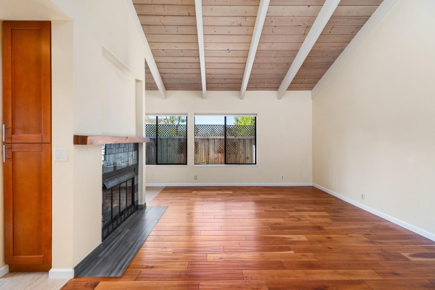 Detail Gallery Image 4 of 18 For 710 Freeman Ct, Santa Cruz,  CA 95062 - 2 Beds | 2 Baths