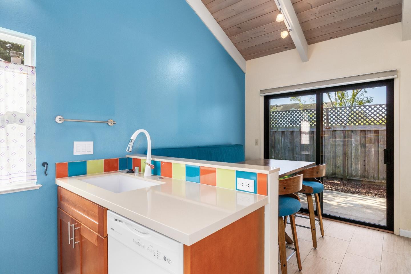 Detail Gallery Image 6 of 18 For 710 Freeman Ct, Santa Cruz,  CA 95062 - 2 Beds | 2 Baths