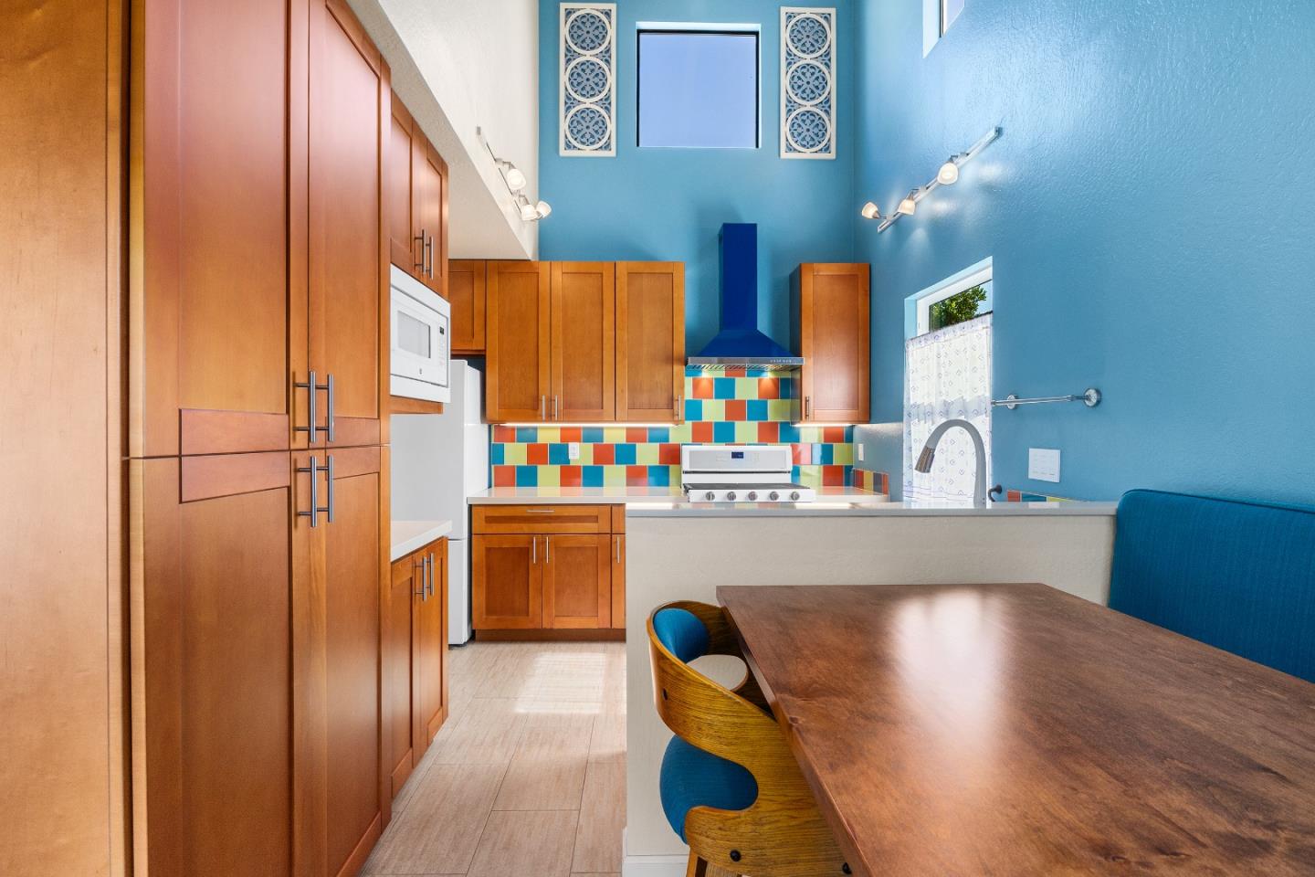 Detail Gallery Image 8 of 18 For 710 Freeman Ct, Santa Cruz,  CA 95062 - 2 Beds | 2 Baths