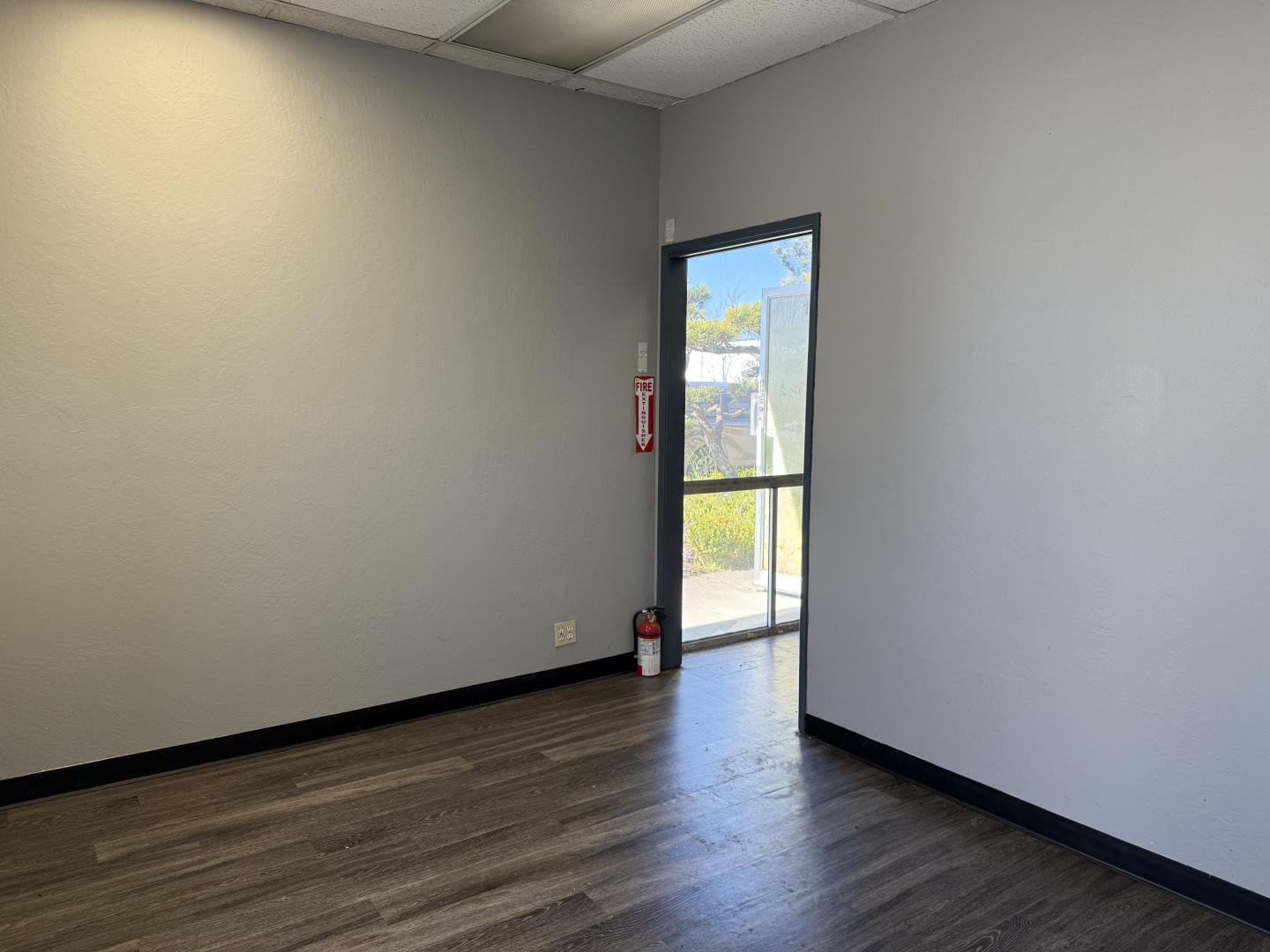 Detail Gallery Image 4 of 16 For 1550 Rollins Rd a,  Burlingame,  CA 94010 - – Beds | – Baths