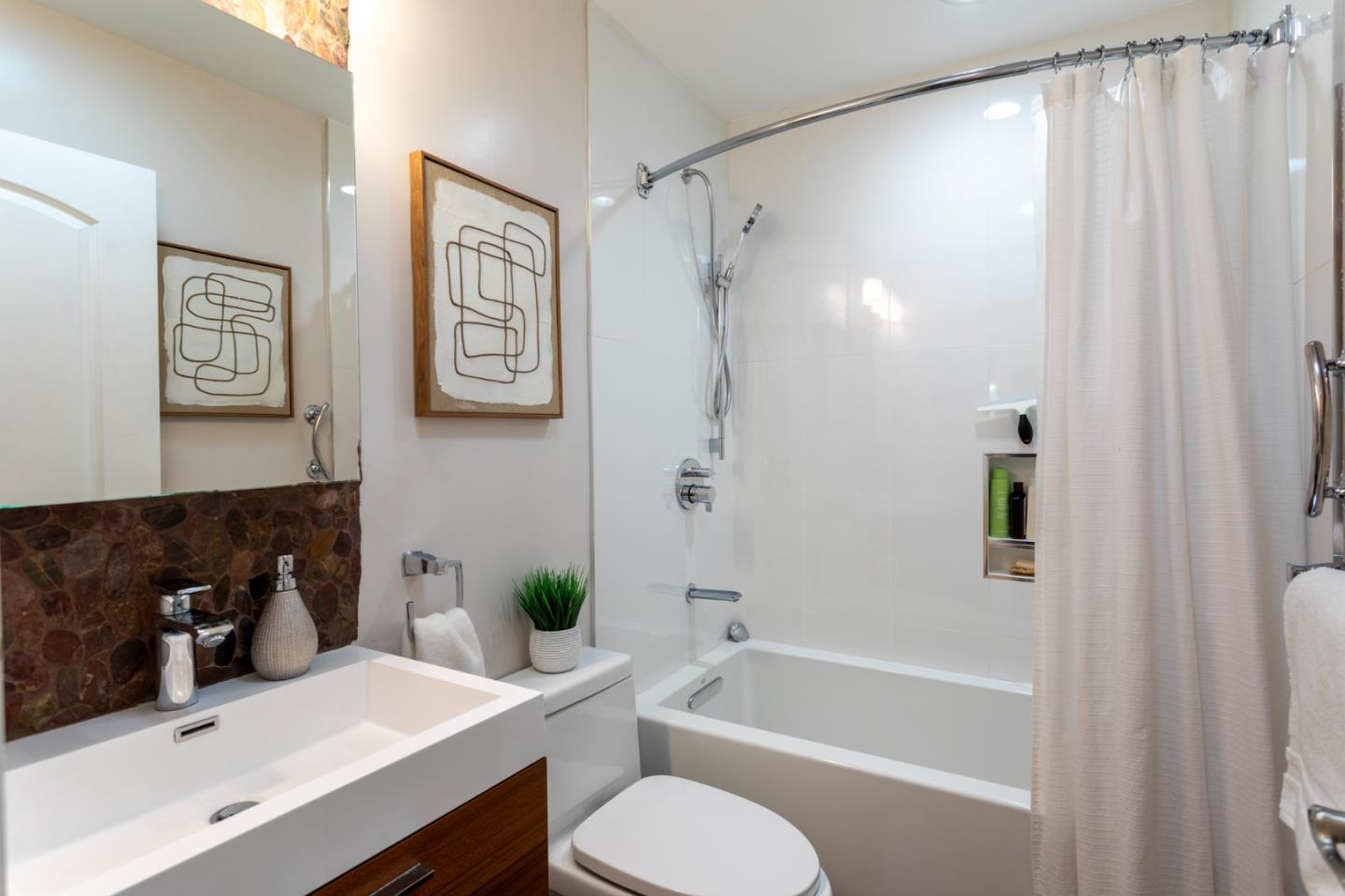 Detail Gallery Image 17 of 28 For 167 F St, Redwood City,  CA 94063 - 3 Beds | 2 Baths