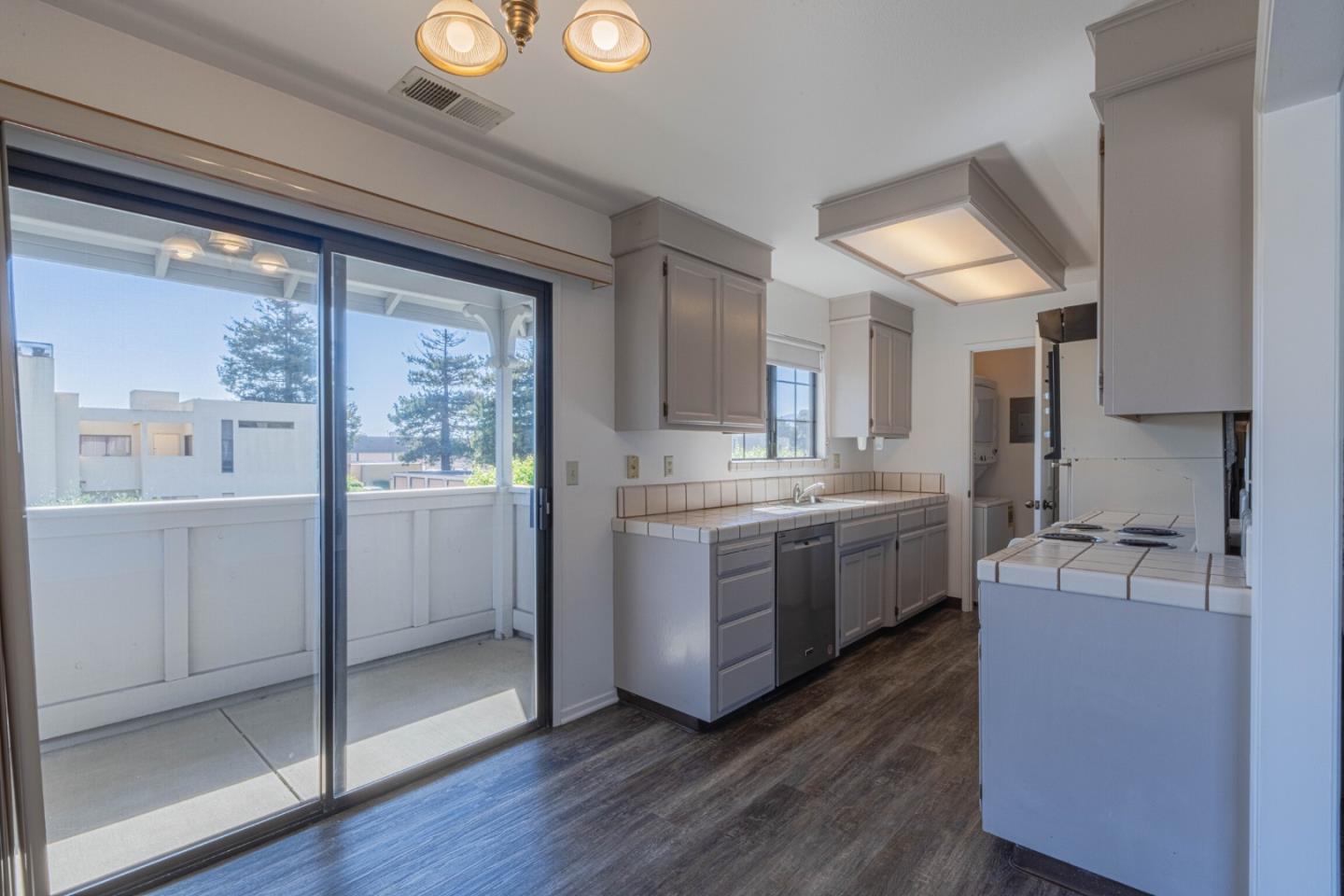 Detail Gallery Image 12 of 27 For 1052 Padre Dr #3,  Salinas,  CA 93901 - 1 Beds | 1 Baths