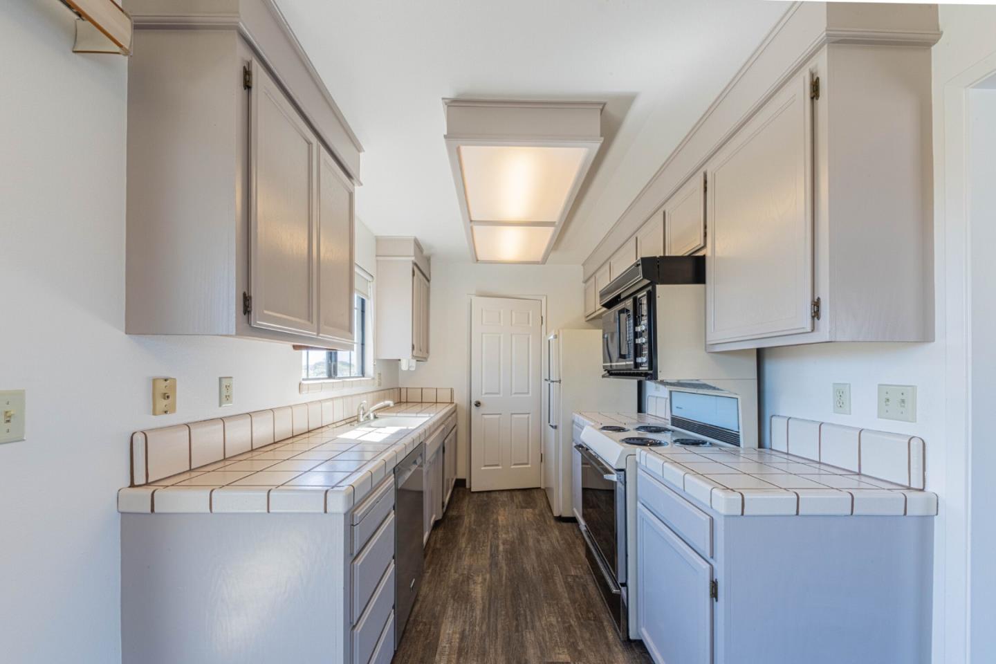 Detail Gallery Image 13 of 27 For 1052 Padre Dr #3,  Salinas,  CA 93901 - 1 Beds | 1 Baths