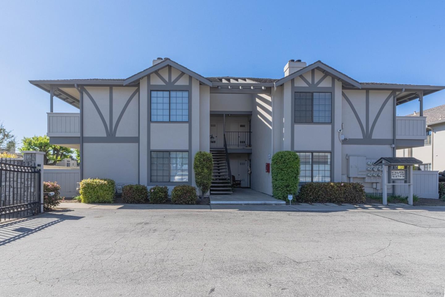 Detail Gallery Image 2 of 27 For 1052 Padre Dr #3,  Salinas,  CA 93901 - 1 Beds | 1 Baths