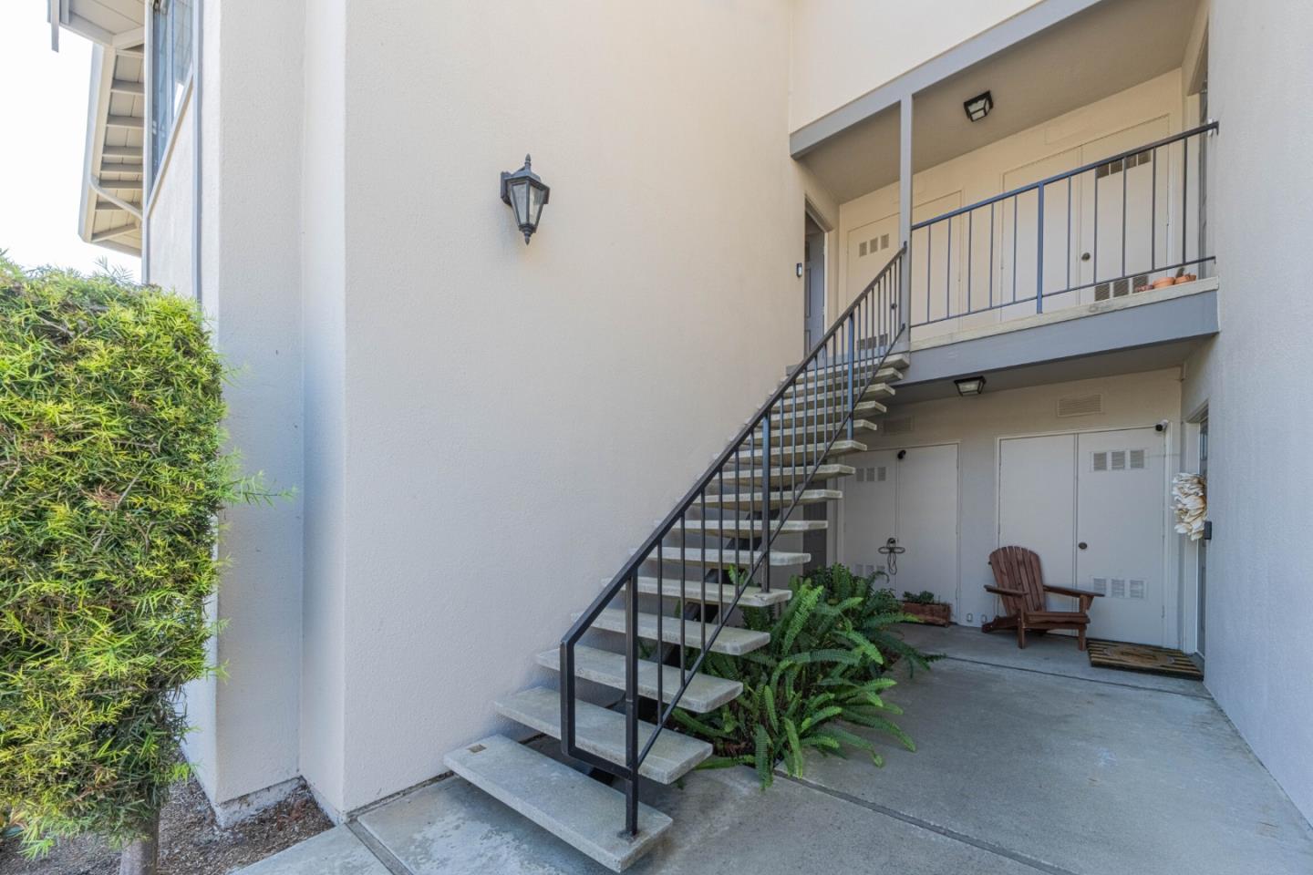 Detail Gallery Image 3 of 27 For 1052 Padre Dr #3,  Salinas,  CA 93901 - 1 Beds | 1 Baths