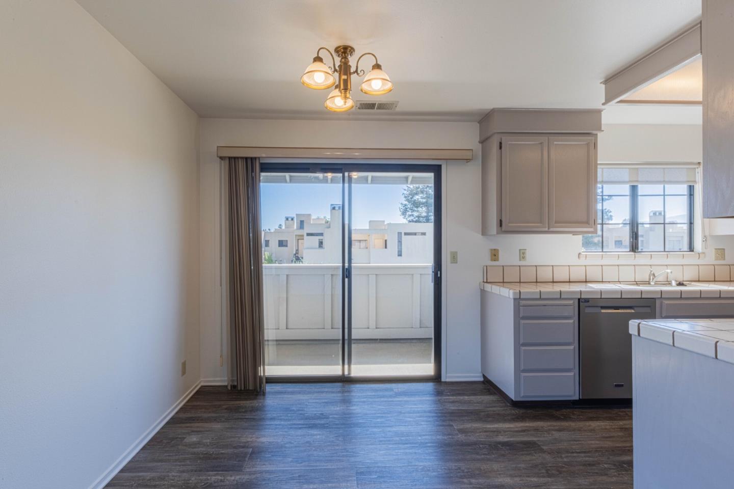 Detail Gallery Image 8 of 27 For 1052 Padre Dr #3,  Salinas,  CA 93901 - 1 Beds | 1 Baths