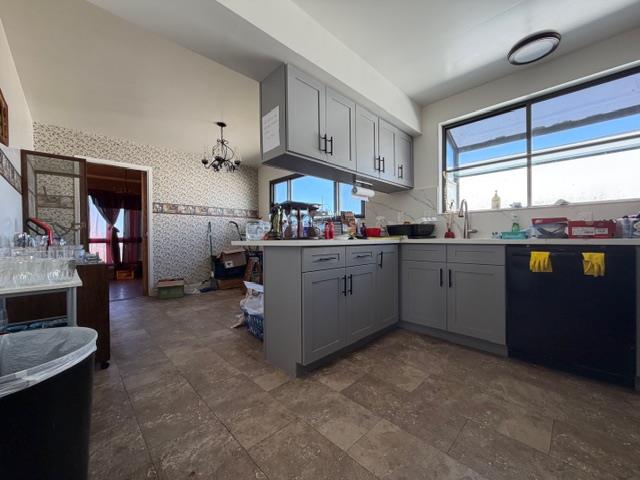 Detail Gallery Image 10 of 31 For 295 Edgewood Dr, Pacifica,  CA 94044 - 4 Beds | 2 Baths