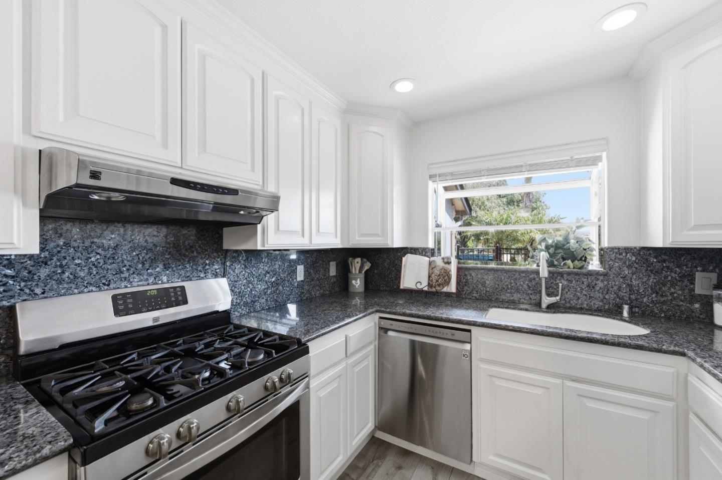 Detail Gallery Image 11 of 34 For 5827 Bellflower Dr, Newark,  CA 94560 - 3 Beds | 2 Baths