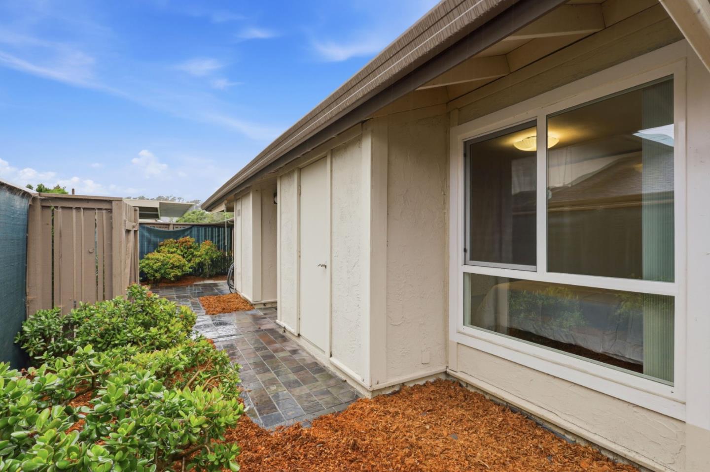 Detail Gallery Image 2 of 26 For 152 Castillion Ter, Santa Cruz,  CA 95060 - 2 Beds | 1 Baths