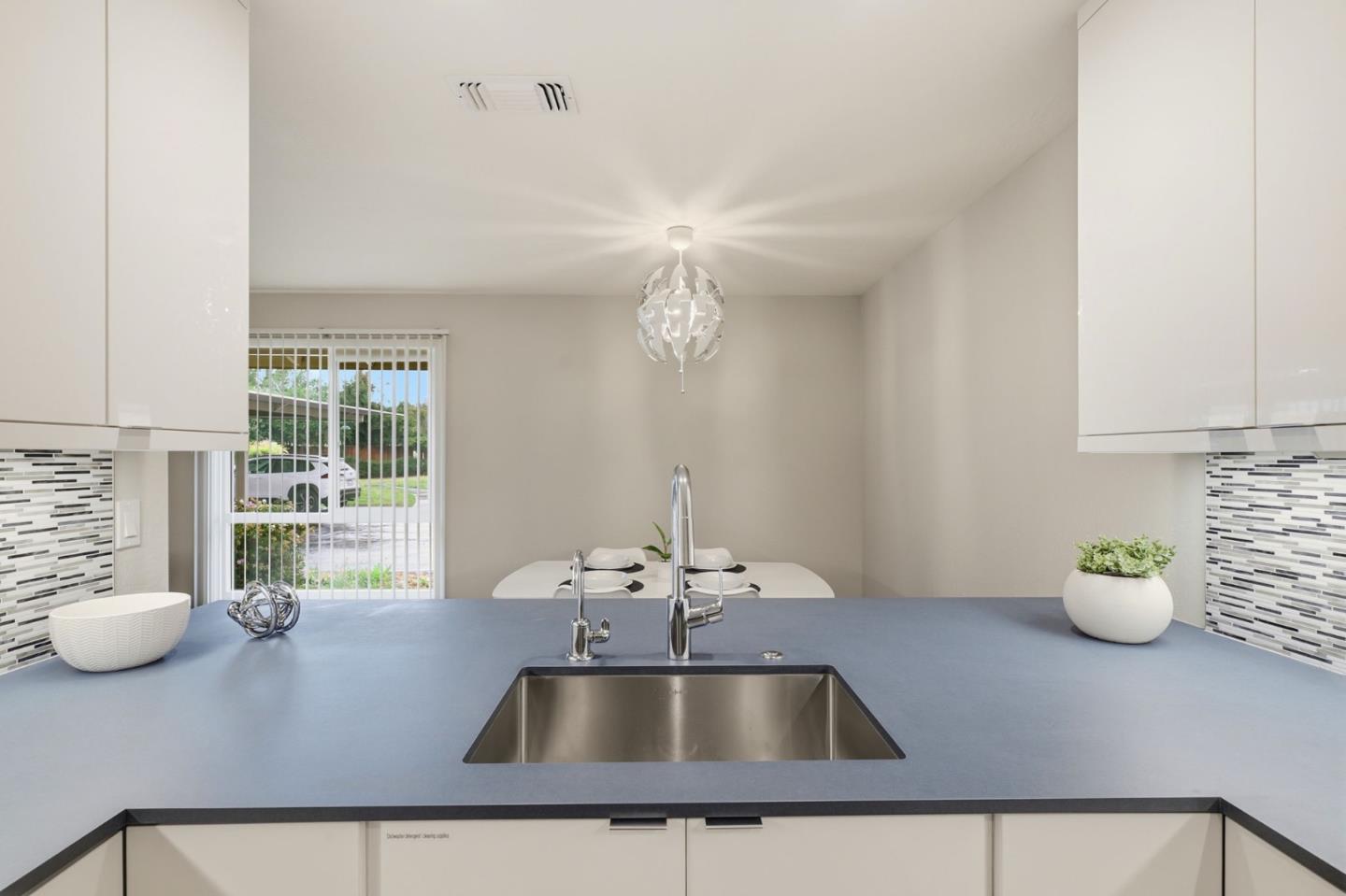 Detail Gallery Image 8 of 26 For 152 Castillion Ter, Santa Cruz,  CA 95060 - 2 Beds | 1 Baths