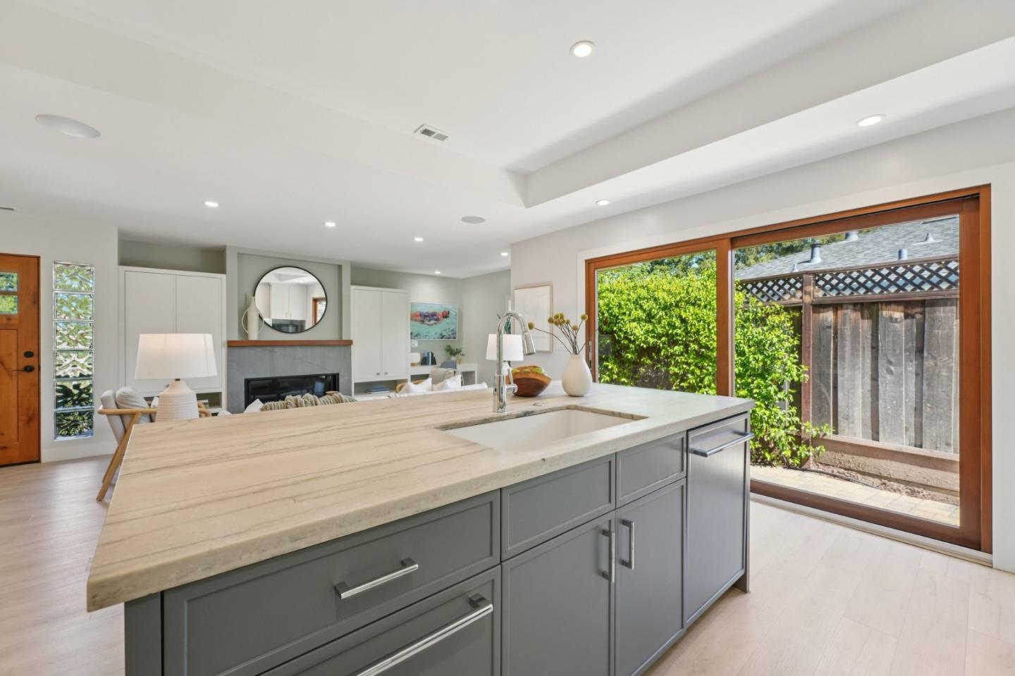 Detail Gallery Image 11 of 38 For 314 Outer Cir, Redwood City,  CA 94062 - 4 Beds | 3 Baths