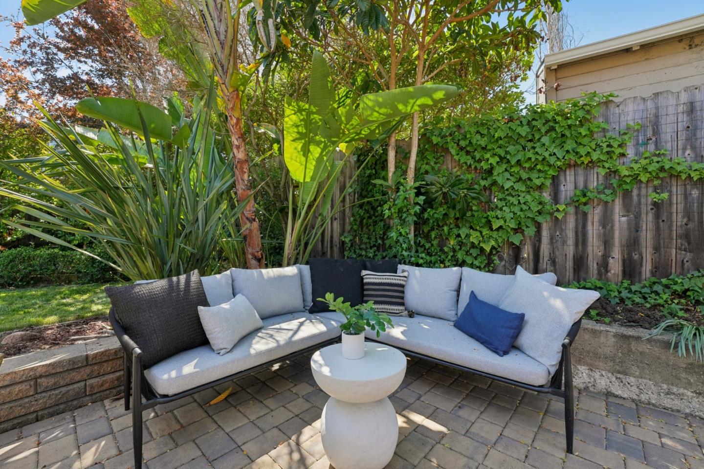 Detail Gallery Image 28 of 38 For 314 Outer Cir, Redwood City,  CA 94062 - 4 Beds | 3 Baths