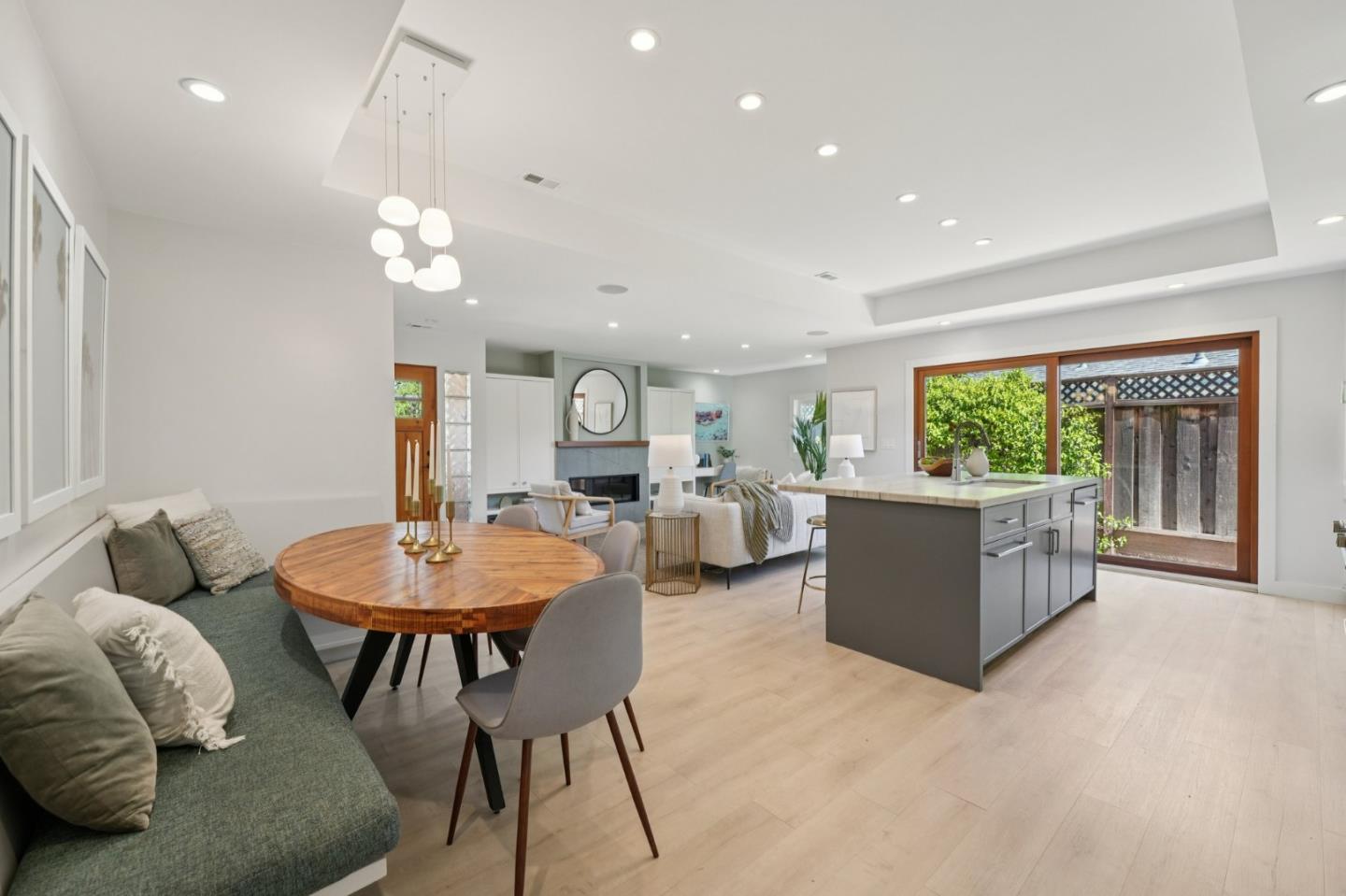 Detail Gallery Image 6 of 38 For 314 Outer Cir, Redwood City,  CA 94062 - 4 Beds | 3 Baths