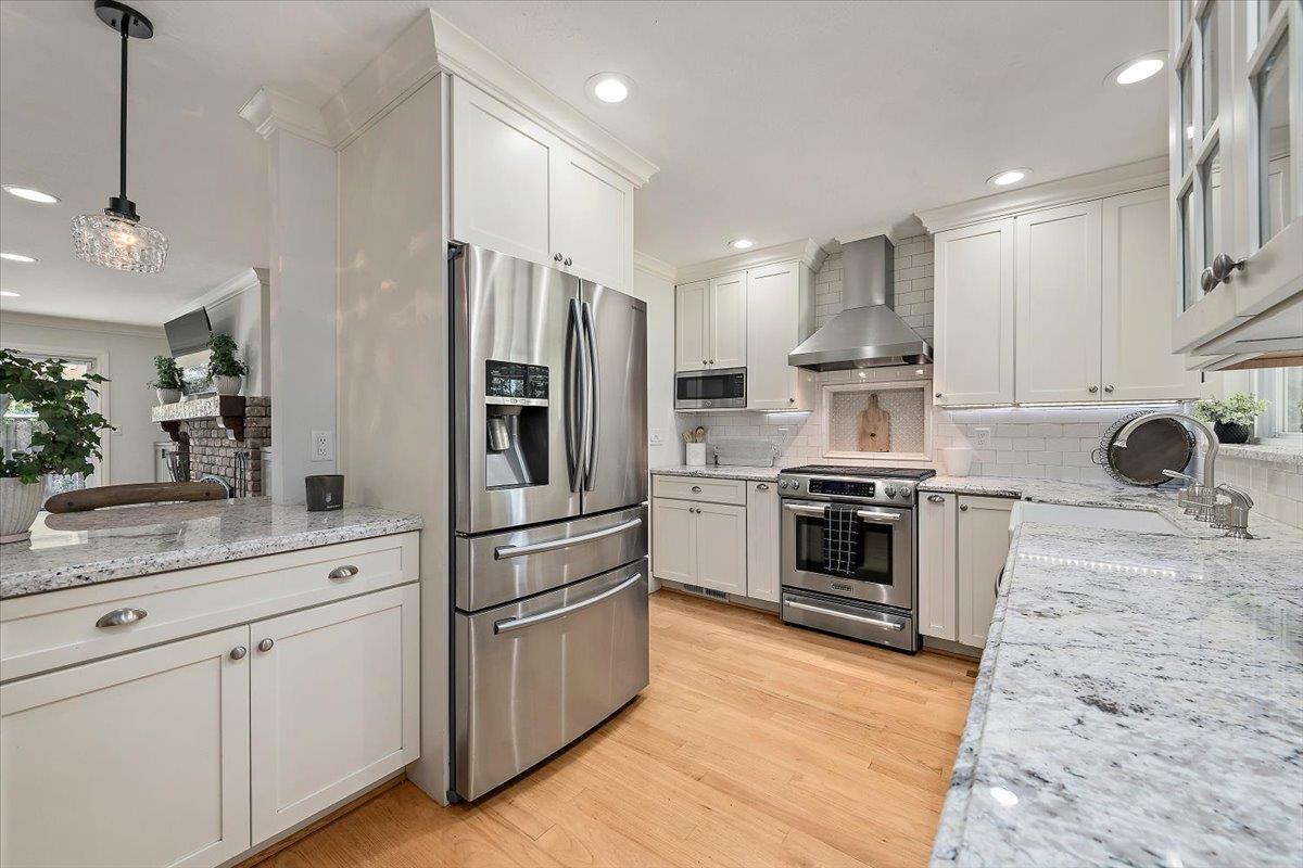 Detail Gallery Image 6 of 27 For 1722 Sweetbriar Dr, San Jose,  CA 95125 - 4 Beds | 2/1 Baths