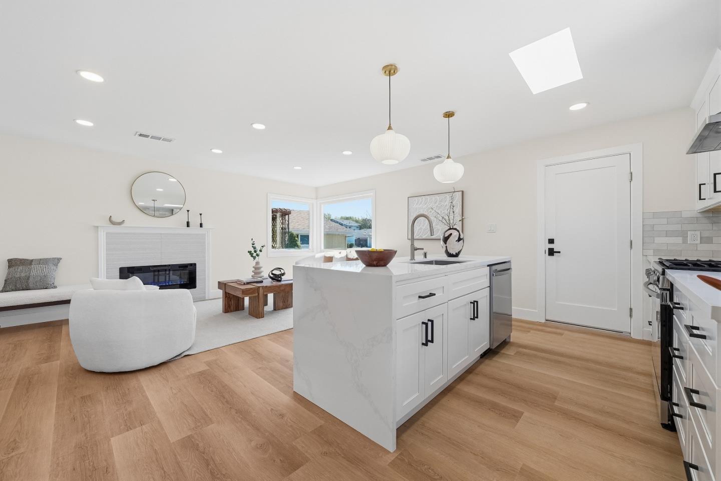 Detail Gallery Image 5 of 44 For 2177 Santa Cruz Ave, Santa Clara,  CA 95051 - 3 Beds | 2 Baths