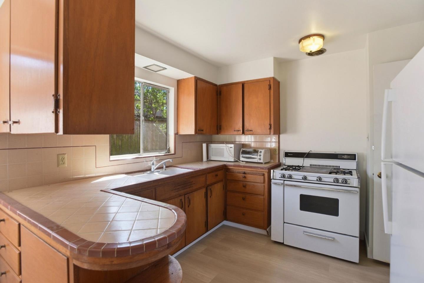 Detail Gallery Image 9 of 37 For 3311 Plateau Dr, Belmont,  CA 94002 - 3 Beds | 1 Baths