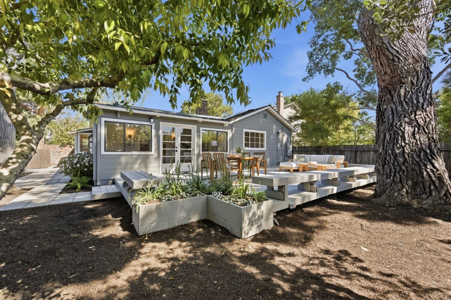 Detail Gallery Image 18 of 24 For 2518 South Ct, Palo Alto,  CA 94301 - 3 Beds | 2 Baths