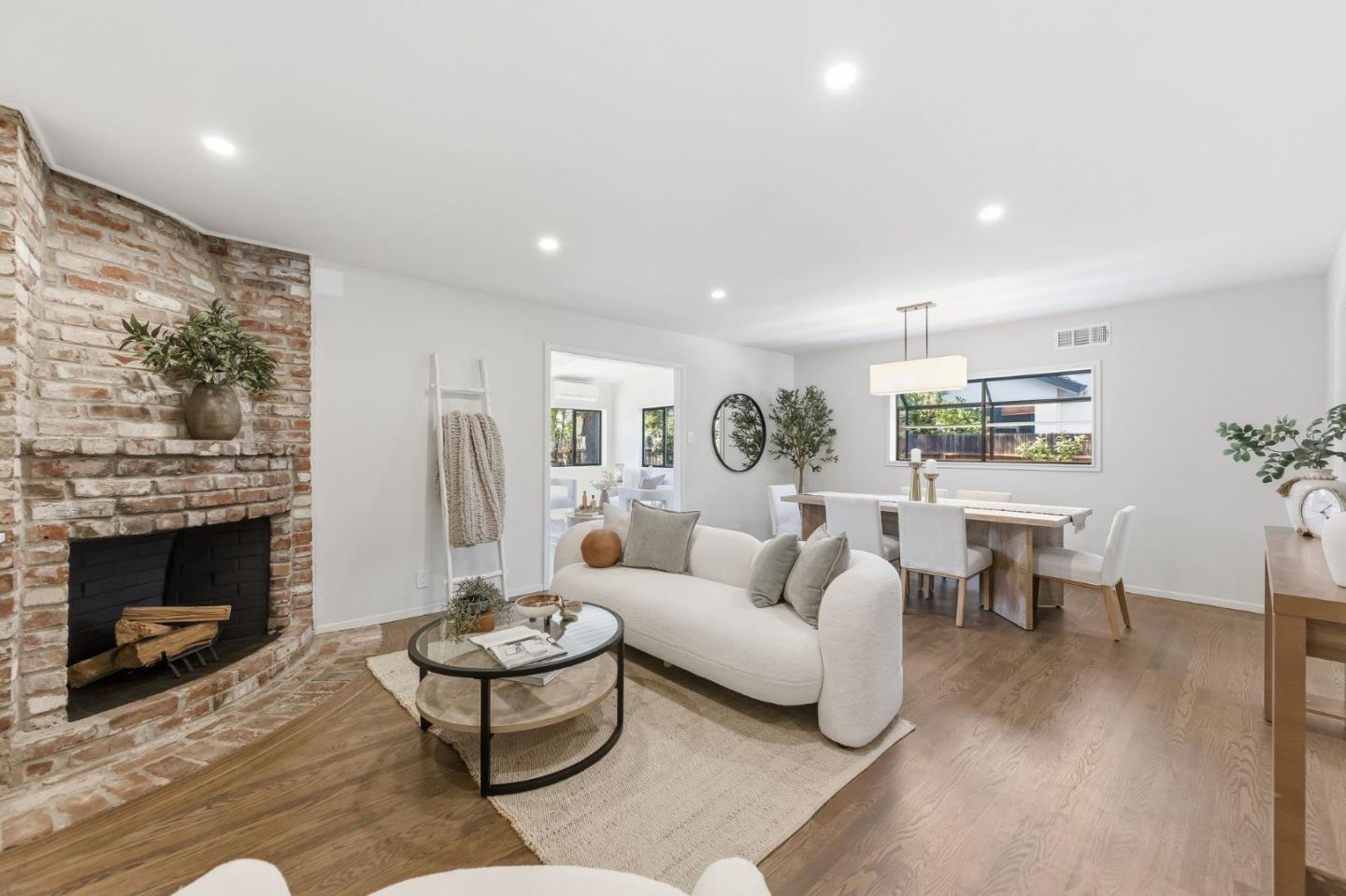 Detail Gallery Image 2 of 24 For 2518 South Ct, Palo Alto,  CA 94301 - 3 Beds | 2 Baths